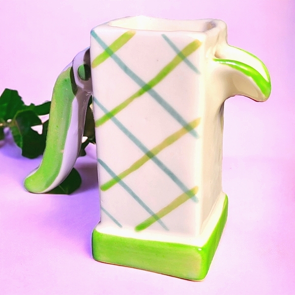 Mini ceramic water pump planter, spring home decor, Easter Home decor - Picture 4 of 7